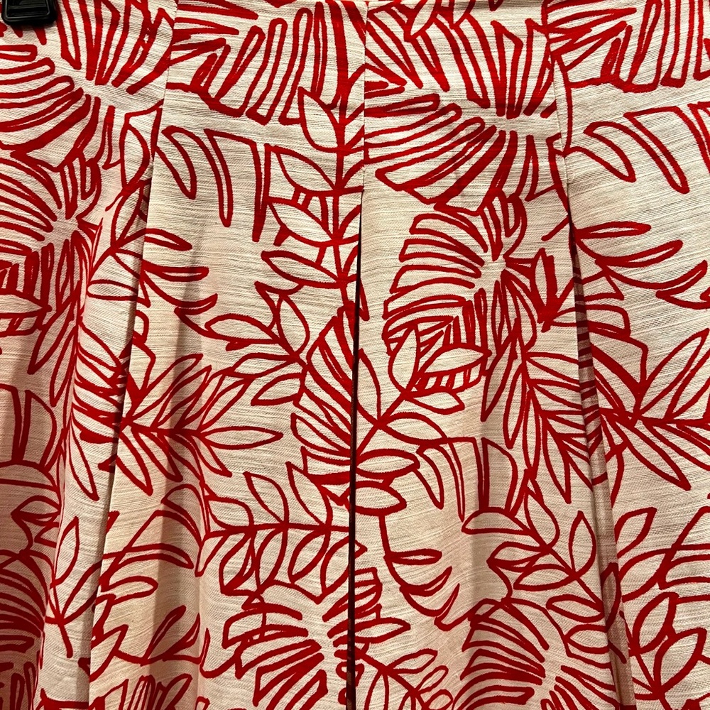 Lane Bryant linen mini ivory with thin red lined tropical leaves.  Size 20 - Picture 2 of 5